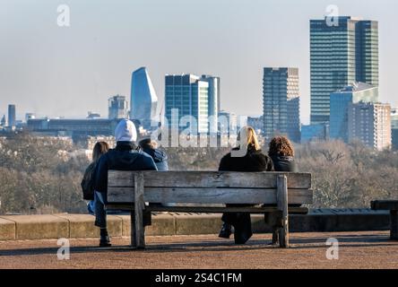 Touristen, die den Blick auf das Zentrum von London von der Spitze des Primrose Hill London UK genießen Stockfoto