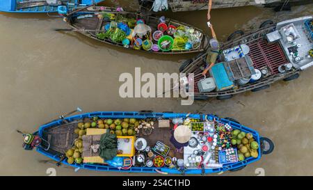 Aus der Vogelperspektive auf das Mekong-Delta und den schwimmenden Markt von Cai Rang, südlich von Ho-Chi-Minh-Stadt, Vietnam. Boote und Händler, die Waren austauschen 10-18-2024 Stockfoto