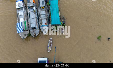 Aus der Vogelperspektive auf das Mekong-Delta und den schwimmenden Markt von Cai Rang, südlich von Ho-Chi-Minh-Stadt, Vietnam. Boote und Händler, die Waren austauschen 10-18-2024 Stockfoto