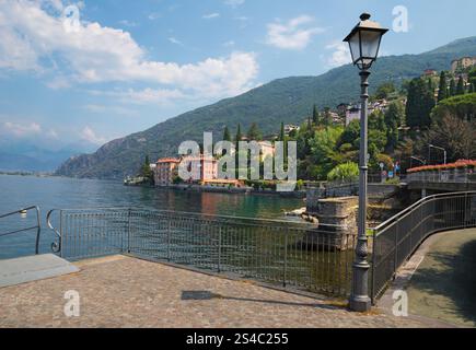 Bellano - die Promenade und der Comer See. Stockfoto