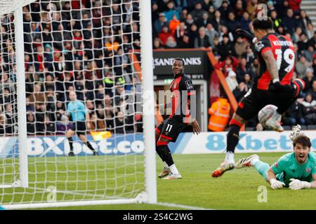 Vitality Stadium, Boscombe, Dorset, Großbritannien. Januar 2025. FA Cup Dritte Runde Fußball, AFC Bournemouth gegen West Bromwich Albion; Kluivert von Bournemouth schießt ins Tor und erzielt 1-1 in der 27. Minute Credit: Action Plus Sports/Alamy Live News Stockfoto
