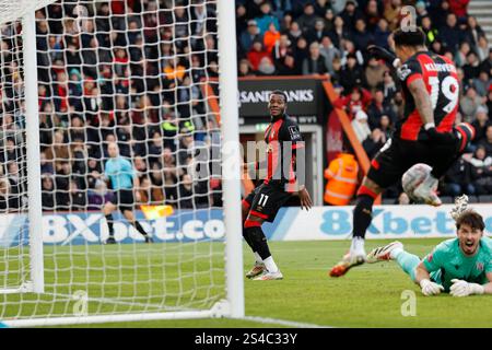 Vitality Stadium, Boscombe, Dorset, Großbritannien. Januar 2025. FA Cup Dritte Runde Fußball, AFC Bournemouth gegen West Bromwich Albion; Kluivert von Bournemouth schießt ins Tor und erzielt 1-1 in der 27. Minute Credit: Action Plus Sports/Alamy Live News Stockfoto