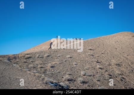 Touristen werden beim Wandern rund um den Sharyn Canyon oder den bekannten Charyn Canyon in Kasachstan beobachtet. Das Binnenland ist im Winter oft von extremer Kälte heimgesucht. Stockfoto