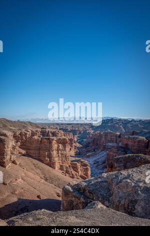 Ein Blick aus der Vogelperspektive auf den Sharyn Canyon oder auch bekannt als Charyn Canyon in Kasachstan. Das Binnenland ist im Winter oft von extremer Kälte heimgesucht. Stockfoto