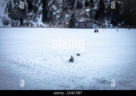 25. Dezember 2024, Almaty, Kasachstan: Ein Mann wird beim Fischen auf dem gefrorenen Kolsai-See in Kasachstan gesehen. Das Binnenland ist im Winter oft von extremer Kälte heimgesucht. (Credit Image: © Jasmine Leung/SOPA Images via ZUMA Press Wire) NUR REDAKTIONELLE VERWENDUNG! Nicht für kommerzielle ZWECKE! Stockfoto