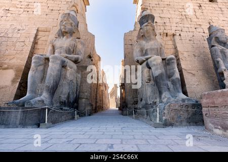 Blick auf die Tempelkolonnade von Amenhotep III vom Hof von Ramses II am Luxor Tempel Stockfoto