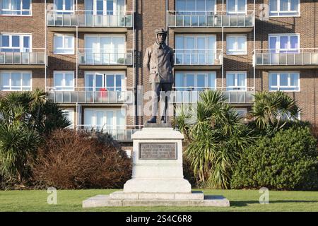 Die Statue von Charles Stewart Rolls in Dover, Großbritannien. Der erste Mann, der den Kanal überquerte und mit einem einzigen Flug am 2. Juni 1910 zurückkehrte. Stockfoto