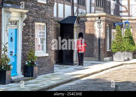 LONDON, GROSSBRITANNIEN - 16. MAI 2014: Dies ist eine der Wachen in der Nähe des Queen House im Tower of London. Stockfoto