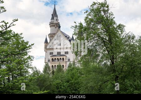 SCHWANGAU, DEUTSCHLAND - 23. MAI 2024: Dies ist ein Turm des berühmten romantischen Schlosses Neuschwanstein des bayerischen Königs Ludwig II. (XIX. Jahrhundert). Stockfoto