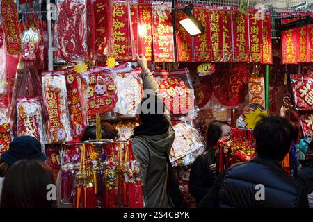 Hongkong, China. Januar 2025. Die Leute kaufen dekorative Artikel für die Vorbereitung auf das chinesische Neujahr ein. (Kreditbild: © Keith Tsuji/ZUMA Press Wire) NUR REDAKTIONELLE VERWENDUNG! Nicht für kommerzielle ZWECKE! Stockfoto