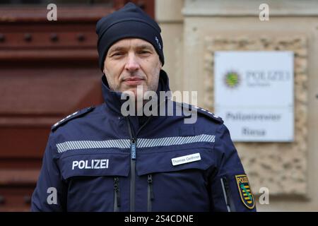 Riesa - 10,000 Menschen erwartet: Großdemonstration gegen AfD-Parteitag, Polizei mit Großaufgebot vor Ort 11.01.2025 ab 6,30 Uhr Stadtgebiet Riesa Fotograf: EHL Media im Foto: Thomas Geithner, Sprecher der PD Dresden Riesa Sachsen Deutschland *** Riesa 10.000 Menschen erwartet große Demonstration gegen AfD-Parteitag, Polizei mit großem Kontingent vor Ort 11 01 2025 ab 6 30 Uhr Stadtgebiet Riesa Fotograf EHL Media im Foto Thomas Geithner, Sprecher der PD Deutschland *** 20250111 Riesa, Sprecher der Dresden Riesa Sachsen Riesa Germany: Riesa Riesa Riesa Riesa Riesa Riesa Riesa HL Media Stockfoto