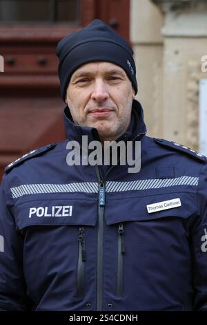 Riesa - 10,000 Menschen erwartet: Großdemonstration gegen AfD-Parteitag, Polizei mit Großaufgebot vor Ort 11.01.2025 ab 6,30 Uhr Stadtgebiet Riesa Fotograf: EHL Media im Foto: Thomas Geithner, Sprecher der PD Dresden Riesa Sachsen Deutschland *** Riesa 10.000 Menschen erwartet große Demonstration gegen AfD-Parteitag, Polizei mit großem Kontingent vor Ort 11 01 2025 ab 6 30 Uhr Stadtgebiet Riesa Fotograf EHL Media im Foto Thomas Geithner, Sprecher der PD Deutschland *** 20250111 Riesa, Sprecher der Dresden Riesa Sachsen Riesa Germany: Riesa Riesa Riesa Riesa Riesa Riesa Riesa HL Media Stockfoto