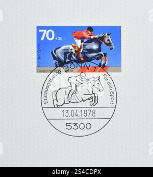Gestempelte Briefmarke, gedruckt von Deutschland, auf der das Springreiten zu sehen ist, um 1978. Stockfoto