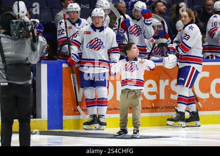 Rochester, New York, USA. Januar 2025. Ein Rochester-Amerikaner-Fan posiert für die Kamera. Die Rochester Americans veranstalteten die Utica Comets in einem Spiel der American Hockey League in der Blue Cross Arena in Rochester, New York. (Jonathan Tenca/CSM). Quelle: csm/Alamy Live News Stockfoto