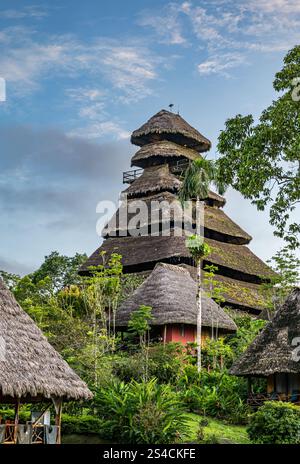 Strohhütten und Aussichtsturm, Napo Eco Lodge, Añangu See, Amazonas Regenwald, Yasuni Nationalpark, Ecuador, Südamerika Stockfoto