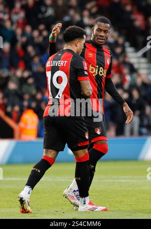 Vitality Stadium, Boscombe, Dorset, Großbritannien. Januar 2025. FA Cup Dritte Runde Fußball, AFC Bournemouth gegen West Bromwich Albion; Ouattara feiert mit Kluivert aus Bournemouth, nachdem Kluivert in der 27. Minute 1-1 erzielte Stockfoto
