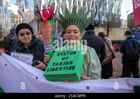 London, Vereinigtes Königreich, 11. Januar 2025. Ein Demonstrant hält ein Protestzeichen hoch. Mitglieder der Umweltgruppe Extinction Rebellion halten eine Demonstration vor der US-Botschaft in Zentral-London ab. Aktivisten fordern den neuen Präsidenten Donald Trump auf, die Umwelt zu schützen und gegen die Politik in Bezug auf Erdölexploration und -Bohrungen zurückzutreten. Quelle: James Willoughby/ALAMY Live News Stockfoto