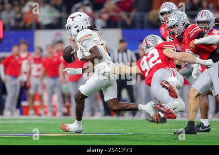 Arlington, Texas, USA. Januar 2025. Der Texas Longhorns Wide Receiver Silas Bolden (11) lässt den Ball von Ohio State Buckeyes Defensive End Caden Curry (92) während des Spiels zwischen den Ohio State Buckeyes und den Texas Longhorns im College Football Playoff Semifinale im AT&T Stadium in Arlington, Texas, losschlagen. (Kreditbild: © Scott Stuart/ZUMA Press Wire) NUR REDAKTIONELLE VERWENDUNG! Nicht für kommerzielle ZWECKE! Stockfoto