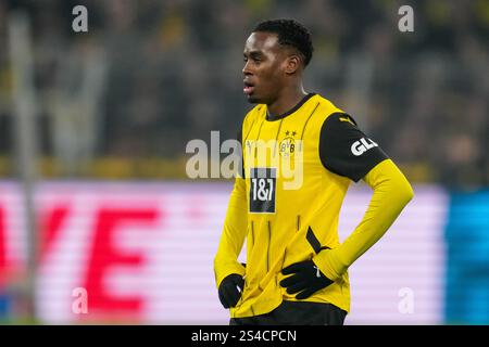 DORTMUND, 10. JANUAR: Jamie Gittens von Borussia Dortmund sieht beim Bundesliga-Spiel zwischen Borussia Dortmund und Bayer 04 Leverkusen am 10. Januar 2025 im Signal Iduna Park in Dortmund an. (Foto: Rene Nijhuis/MB Media) Stockfoto