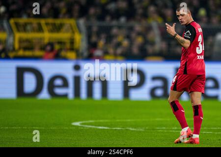 DORTMUND, DEUTSCHLAND - 10. JANUAR: Granit Xhaka von Bayer 04 Leverkusen Gesten beim Bundesliga-Spiel zwischen Borussia Dortmund und Bayer 04 Leverkusen im Signal Iduna Park am 10. Januar 2025 in Dortmund. (Foto: Rene Nijhuis/MB Media) Stockfoto