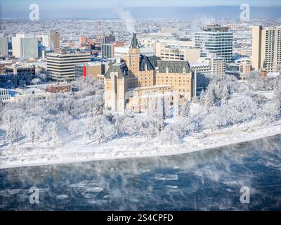 Hochauflösende Drohnenaufnahme der Innenstadt von Saskatoon im Winter mit schneebedecktem Stadtbild, dem gefrorenen South Saskatchewan River und Frost Stockfoto