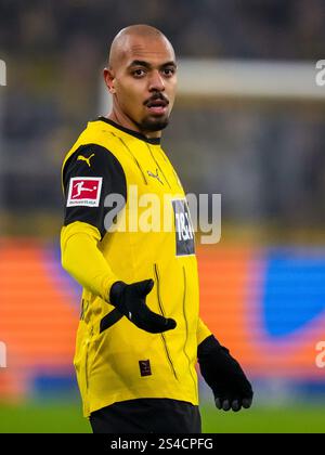 DORTMUND, DEUTSCHLAND - 10. JANUAR: Donyell Malen von Borussia Dortmund gibt beim Bundesliga-Spiel zwischen Borussia Dortmund und Bayer 04 Leverkusen am 10. Januar 2025 im Signal Iduna Park in Dortmund Gesten aus. (Foto: Rene Nijhuis/MB Media) Stockfoto