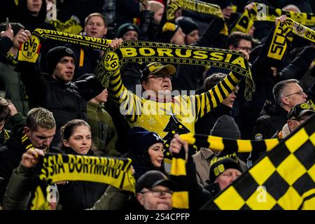 DORTMUND, 10. JANUAR: Fans von Borussia Dortmund zeigen ihre Unterstützung vor dem Bundesliga-Spiel zwischen Borussia Dortmund und Bayer 04 Leverkusen am 10. Januar 2025 im Signal Iduna Park in Dortmund. (Foto: Rene Nijhuis/MB Media) Stockfoto