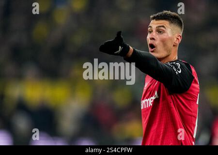 DORTMUND, DEUTSCHLAND - 10. JANUAR: Patrik Schick von Bayer 04 Leverkusen gibt beim Bundesliga-Spiel zwischen Borussia Dortmund und Bayer 04 Leverkusen am 10. Januar 2025 im Signal Iduna Park in Dortmund Gesten. (Foto: Rene Nijhuis/MB Media) Stockfoto