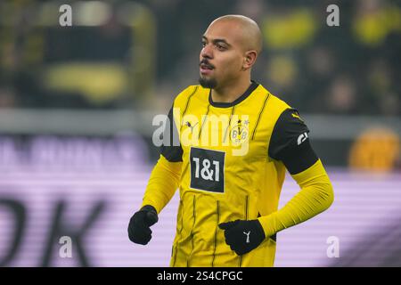 DORTMUND, 10. JANUAR: Donyell Malen von Borussia Dortmund sieht beim Bundesliga-Spiel zwischen Borussia Dortmund und Bayer 04 Leverkusen am 10. Januar 2025 im Signal Iduna Park in Dortmund an. (Foto: Rene Nijhuis/MB Media) Stockfoto