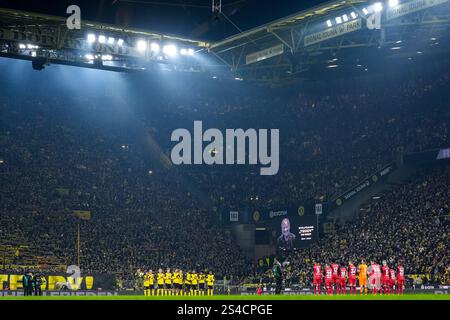 DORTMUND, DEUTSCHLAND - 10. JANUAR: Spieler von Borussia Dortmund und Bayer 04 Leverkusen legen am 10. JANUAR 2025 im Signal Iduna Park in Dortmund eine Schweigeminute für Wolfgang 'Teddy' de Beer ein, den ehemaligen Torhüter und Torwarttrainer von Borussia Dortmund, vor dem Bundesliga-Spiel zwischen Borussia Dortmund und Bayer 04 Leverkusen. (Foto: Rene Nijhuis/MB Media) Stockfoto