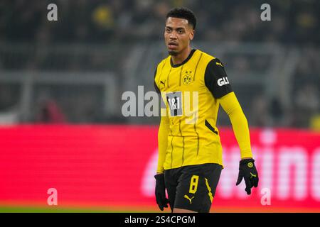 DORTMUND, 10. JANUAR: Felix Nmecha von Borussia Dortmund sieht beim Bundesliga-Spiel zwischen Borussia Dortmund und Bayer 04 Leverkusen am 10. Januar 2025 im Signal Iduna Park in Dortmund an. (Foto: Rene Nijhuis/MB Media) Stockfoto