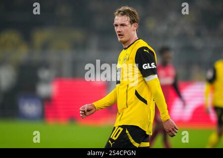 DORTMUND, 10. JANUAR: Julian Brandt von Borussia Dortmund sieht beim Bundesliga-Spiel zwischen Borussia Dortmund und Bayer 04 Leverkusen am 10. Januar 2025 im Signal Iduna Park in Dortmund an. (Foto: Rene Nijhuis/MB Media) Stockfoto