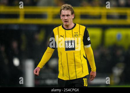 DORTMUND, 10. JANUAR: Julian Brandt von Borussia Dortmund sieht beim Bundesliga-Spiel zwischen Borussia Dortmund und Bayer 04 Leverkusen am 10. Januar 2025 im Signal Iduna Park in Dortmund an. (Foto: Rene Nijhuis/MB Media) Stockfoto