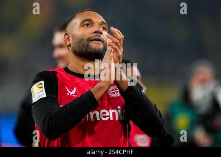 DORTMUND, DEUTSCHLAND - 10. JANUAR: Jonathan Tah von Bayer 04 Leverkusen applaudiert nach dem Bundesliga-Spiel zwischen Borussia Dortmund und Bayer 04 Leverkusen am 10. Januar 2025 im Signal Iduna Park in Dortmund. (Foto: Rene Nijhuis/MB Media) Stockfoto