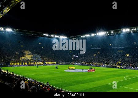 DORTMUND, DEUTSCHLAND - 10. JANUAR: Spieler von Borussia Dortmund und Bayer 04 Leverkusen legen am 10. JANUAR 2025 im Signal Iduna Park in Dortmund eine Schweigeminute für Wolfgang 'Teddy' de Beer ein, den ehemaligen Torhüter und Torwarttrainer von Borussia Dortmund, vor dem Bundesliga-Spiel zwischen Borussia Dortmund und Bayer 04 Leverkusen. (Foto: Rene Nijhuis/MB Media) Stockfoto