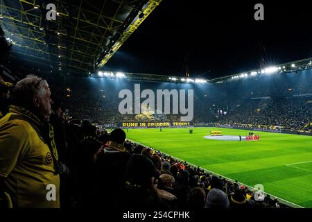 DORTMUND, DEUTSCHLAND - 10. JANUAR: Spieler von Borussia Dortmund und Bayer 04 Leverkusen legen am 10. JANUAR 2025 im Signal Iduna Park in Dortmund eine Schweigeminute für Wolfgang 'Teddy' de Beer ein, den ehemaligen Torhüter und Torwarttrainer von Borussia Dortmund, vor dem Bundesliga-Spiel zwischen Borussia Dortmund und Bayer 04 Leverkusen. (Foto: Rene Nijhuis/MB Media) Stockfoto