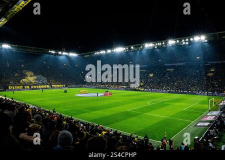 DORTMUND, DEUTSCHLAND - 10. JANUAR: Spieler von Borussia Dortmund und Bayer 04 Leverkusen legen am 10. JANUAR 2025 im Signal Iduna Park in Dortmund eine Schweigeminute für Wolfgang 'Teddy' de Beer ein, den ehemaligen Torhüter und Torwarttrainer von Borussia Dortmund, vor dem Bundesliga-Spiel zwischen Borussia Dortmund und Bayer 04 Leverkusen. (Foto: Rene Nijhuis/MB Media) Stockfoto