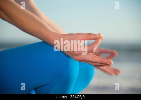 Yoga Hände, Nahaufnahme einer Frau, die meditiert und Atemübungen macht. Stockfoto