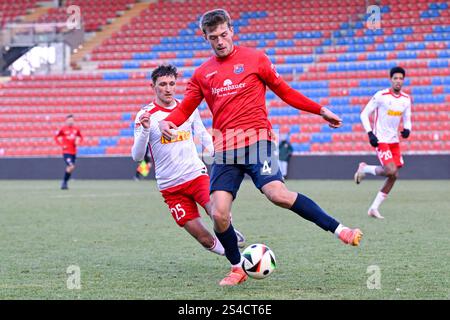 Unterhaching, Deutschland. Januar 2025. v.li.: Jonas Bauer (Regensburg, 25) Ben Schlicke (Unterhaching, 4) im Zweikampf, Duell, Duell, Tackle, Dynamik, Aktion, 11.01.2025, Unterhaching (Deutschland), Fussball, Testspiel, SpVgg Unterhaching - SSV Jahn Regensburg, DFB/DFL-VORSCHRIFTEN VERBIETEN DIE VERWENDUNG VON FOTOGRAFIEN ALS BILDSEQUENZEN UND/ODER QUASI-VIDEO. Quelle: dpa/Alamy Live News Stockfoto