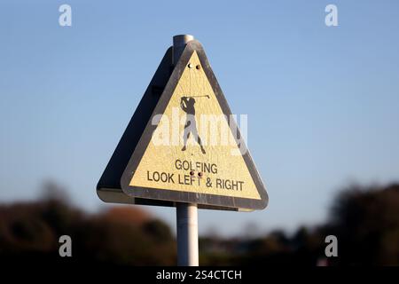 Ein Golfschild, das darauf hinweist, nach links und rechts zu schauen und auf Golfbälle zu achten. Abgebildet in Portsmouth, Hampshire, Großbritannien. Stockfoto