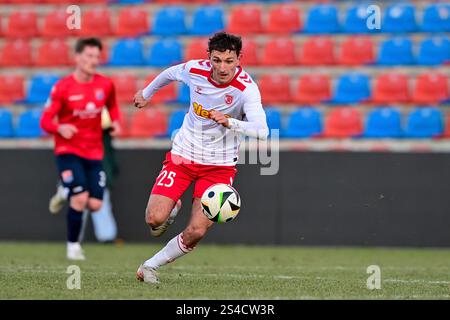 Unterhaching, Deutschland. Januar 2025. Jonas Bauer (Regensburg, 25) am Ball, 11.01.2025, Unterhaching (Deutschland), Fussball, TESTSPIEL, SPVGG UNTERHACHING - SSV JAHN REGENSBURG, DFB/DFL-VORSCHRIFTEN VERBIETEN DIE VERWENDUNG VON FOTOGRAFIEN ALS BILDSEQUENZEN UND/ODER QUASI-VIDEO. Quelle: dpa/Alamy Live News Stockfoto