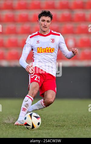 Unterhaching, Deutschland. Januar 2025. Jonas Bauer (Regensburg, 25) am Ball, Freisteller, Einzelbild, Aktion, Aktion, 11.01.2025, Unterhaching (Deutschland), Fussball, Testspiel, SPVGG UNTERHACHING - SSV JAHN REGENSBURG, DFB/DFL-VORSCHRIFTEN VERBIETEN JEDE VERWENDUNG VON FOTOGRAFIEN ALS BILDSEQUENZEN UND/ODER QUASI-VIDEO. Quelle: dpa/Alamy Live News Stockfoto