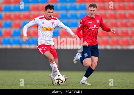 Unterhaching, Deutschland. Januar 2025. v.li.: Jonas Bauer (Regensburg, 25) Robin Littig (Unterhaching, 7) im Zweikampf, Duell, Duell, Tackle, Dynamik, Aktion, 11.01.2025, Unterhaching (Deutschland), Fussball, Testspiel, SpVgg Unterhaching - SSV Jahn Regensburg, DFB/DFL-VORSCHRIFTEN VERBIETEN DIE VERWENDUNG VON FOTOGRAFIEN ALS BILDSEQUENZEN UND/ODER QUASI-VIDEO. Quelle: dpa/Alamy Live News Stockfoto