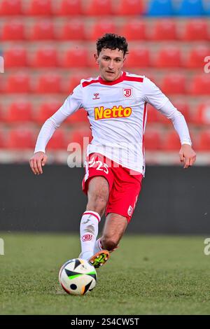 Unterhaching, Deutschland. Januar 2025. Jonas Bauer (Regensburg, 25) am Ball, Freisteller, Einzelbild, Aktion, Aktion, 11.01.2025, Unterhaching (Deutschland), Fussball, Testspiel, SPVGG UNTERHACHING - SSV JAHN REGENSBURG, DFB/DFL-VORSCHRIFTEN VERBIETEN JEDE VERWENDUNG VON FOTOGRAFIEN ALS BILDSEQUENZEN UND/ODER QUASI-VIDEO. Quelle: dpa/Alamy Live News Stockfoto