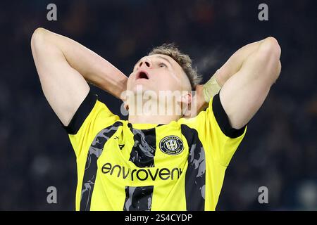 Toby Sims von Harrogate Town scheint während des Spiels der dritten Runde des Emirates FA Cup in der Elland Road, Leeds, niedergeschlagen zu sein. Bilddatum: Samstag, 11. Januar 2025. Stockfoto