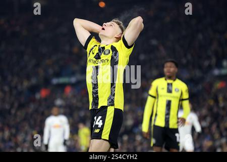 Toby Sims von Harrogate Town scheint während des Spiels der dritten Runde des Emirates FA Cup in der Elland Road, Leeds, niedergeschlagen zu sein. Bilddatum: Samstag, 11. Januar 2025. Stockfoto