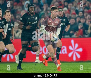 Limerick, Irland. Januar 2025. Jack Crowley aus Munster läuft mit dem Ball während des Investec Champions Cup, Pool 3, Runde 3 Spiel zwischen Munster Rugby und Saracens am 11. Januar 2025 im Thomond Park in Limerick, Irland (Foto: Andrew SURMA/ Credit: SIPA USA/Alamy Live News) Stockfoto