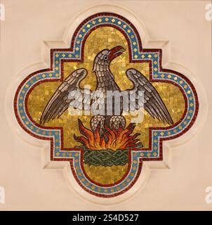 WIEN, AUSTIRA - 24. JUNI 2021: Der Phönix als Symbol von Jesus Christus Tod und Auferstehung auf dem Seitenaltar der Votivkirche Stockfoto