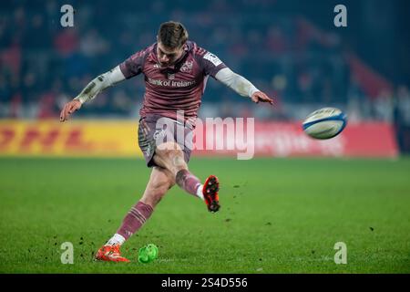 Limerick, Irland. Januar 2025. Jack Crowley aus Munster feiert am 11. Januar 2025 im Thomond Park in Limerick, Irland einen Elfmeterschieß während des Investec Champions Cup, Pool 3, Runde 3, Spiel zwischen Munster Rugby und Saracens (Foto: Andrew SURMA/ Credit: SIPA USA/Alamy Live News) Stockfoto