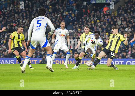 Toby Sims von Harrogate Town blockiert den Schuss von Wilfried Gnonto während des Spiels der dritten Runde des Emirates FA Cup zwischen Leeds United und Harrogate Town in der Elland Road, Leeds am Samstag, den 11. Januar 2025. (Foto: Scott Llewellyn | MI News) Credit: MI News & Sport /Alamy Live News Stockfoto